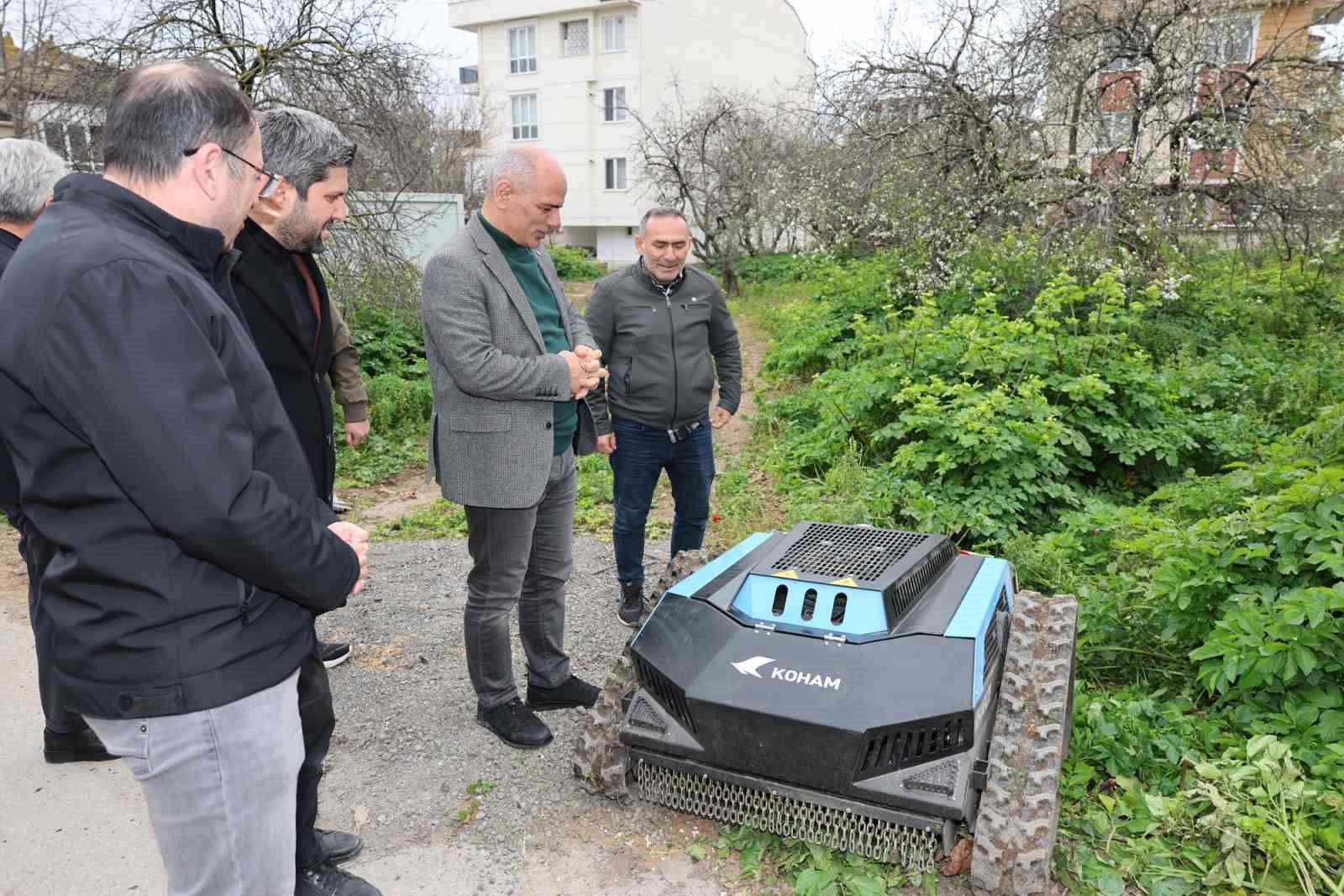 Yeşil alanda uzaktan kumandalı robot dönemi: 6 kişinin işini tek başına yapabiliyor
