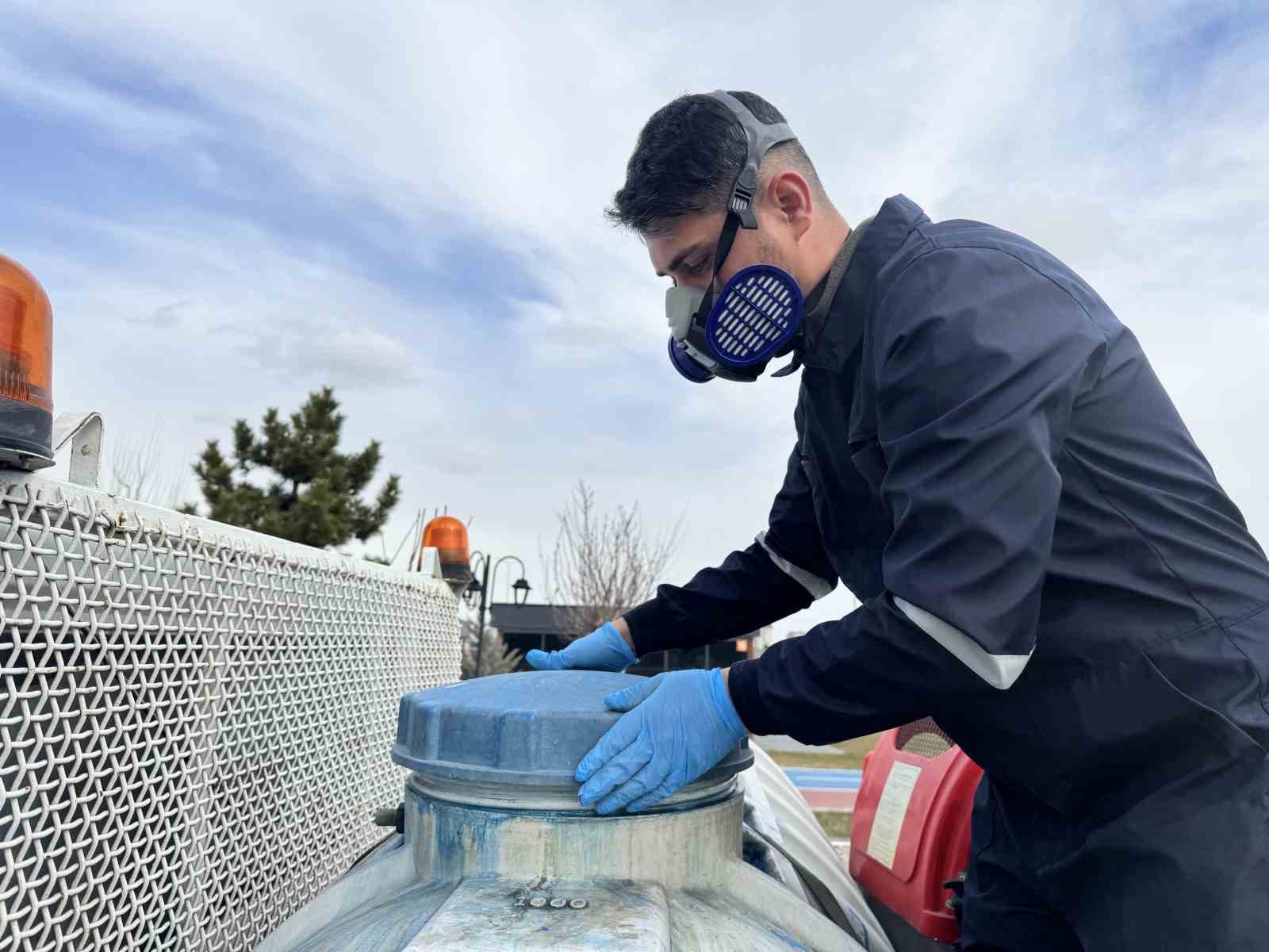 Yeşil alanlarda ilaçlama seferberliği başladı
