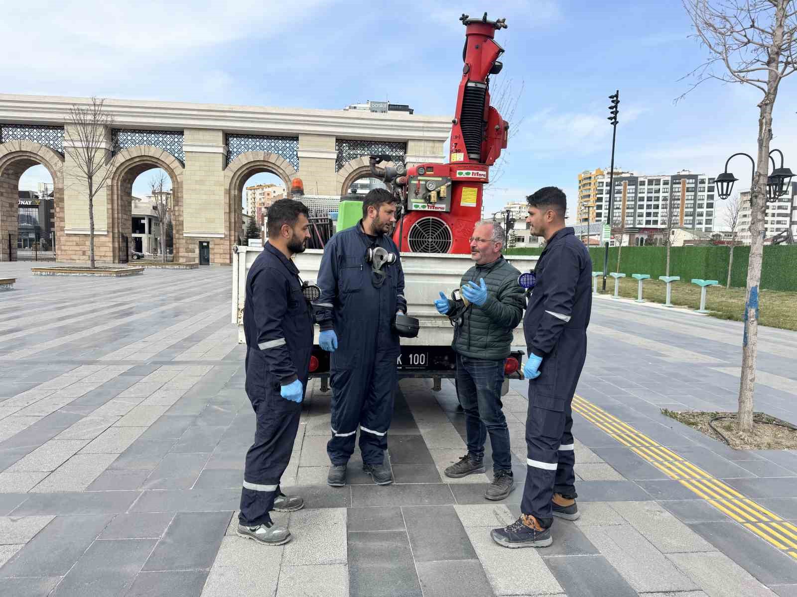 Yeşil alanlarda ilaçlama seferberliği başladı
