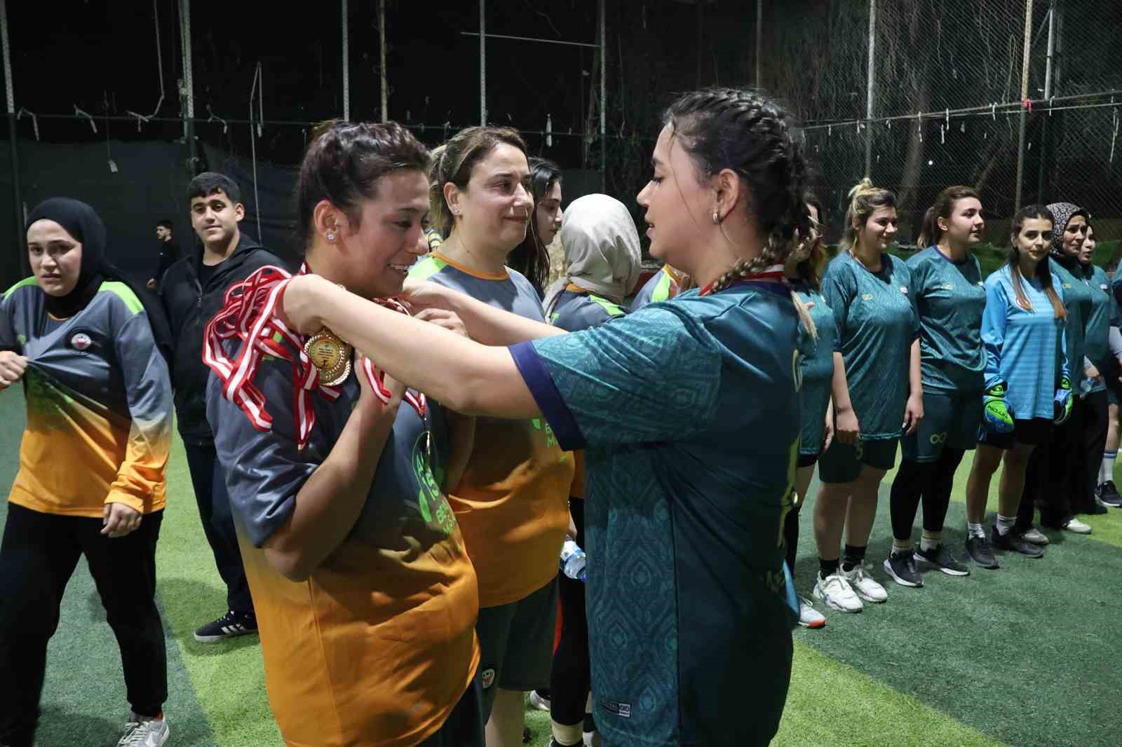 Yeşil sahadaki performanslarıyla erkeklere taş çıkaran kadınlar, halı saha maçında doyasıya eğlendiler
