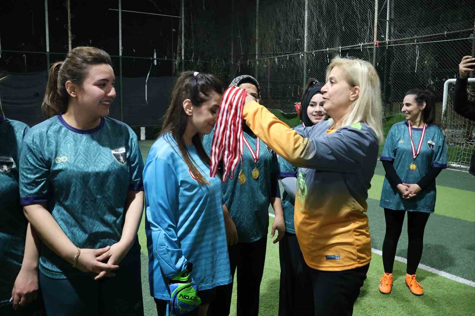 Yeşil sahadaki performanslarıyla erkeklere taş çıkaran kadınlar, halı saha maçında doyasıya eğlendiler
