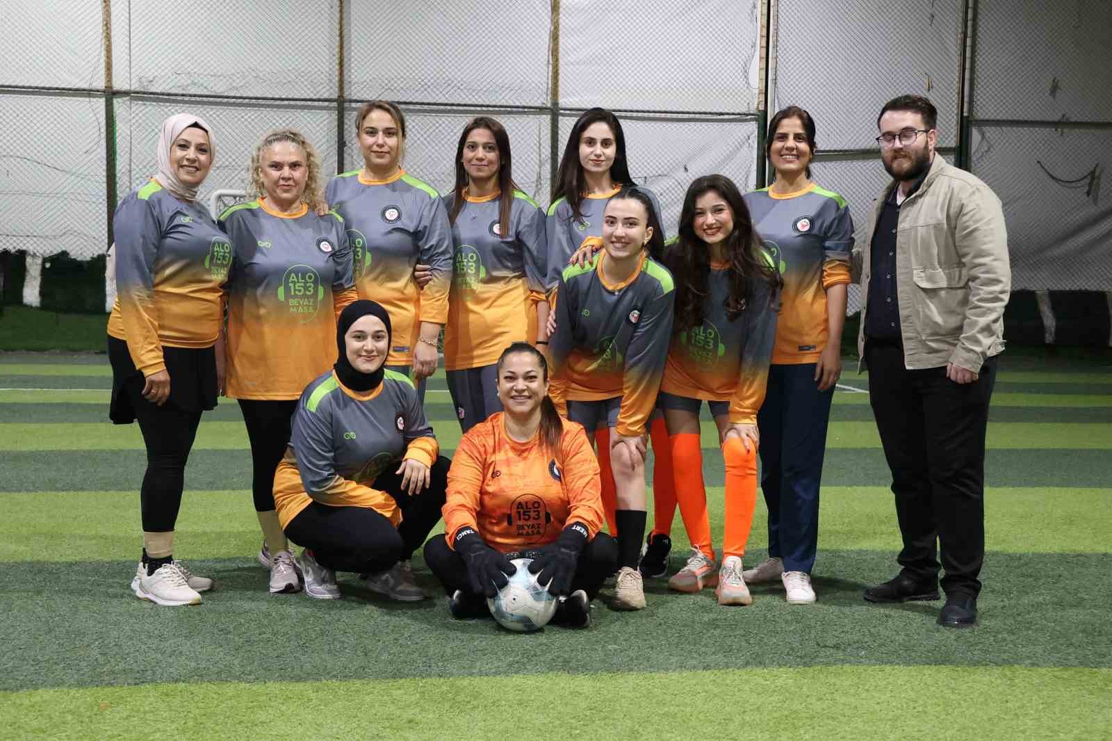 Yeşil sahadaki performanslarıyla erkeklere taş çıkaran kadınlar, halı saha maçında doyasıya eğlendiler
