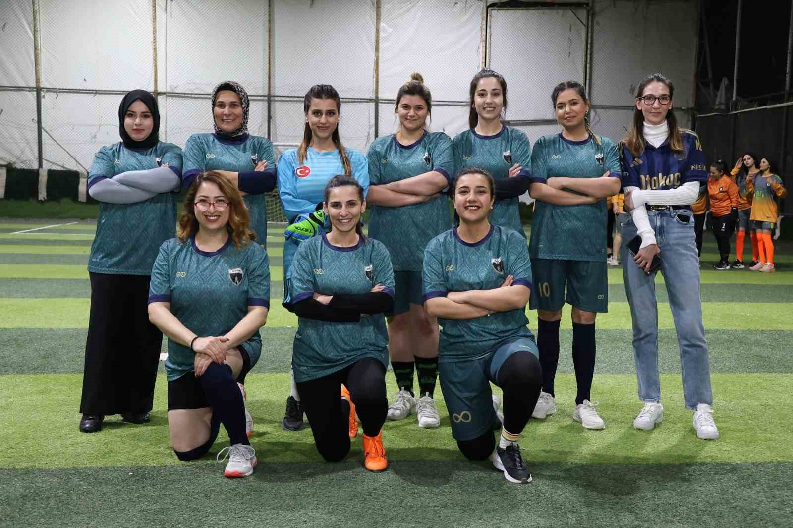 Yeşil sahadaki performanslarıyla erkeklere taş çıkaran kadınlar, halı saha maçında doyasıya eğlendiler
