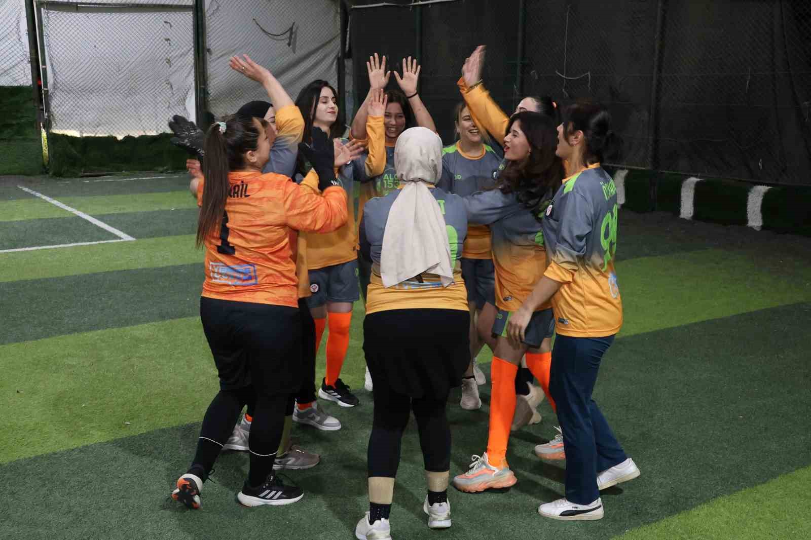 Yeşil sahadaki performanslarıyla erkeklere taş çıkaran kadınlar, halı saha maçında doyasıya eğlendiler
