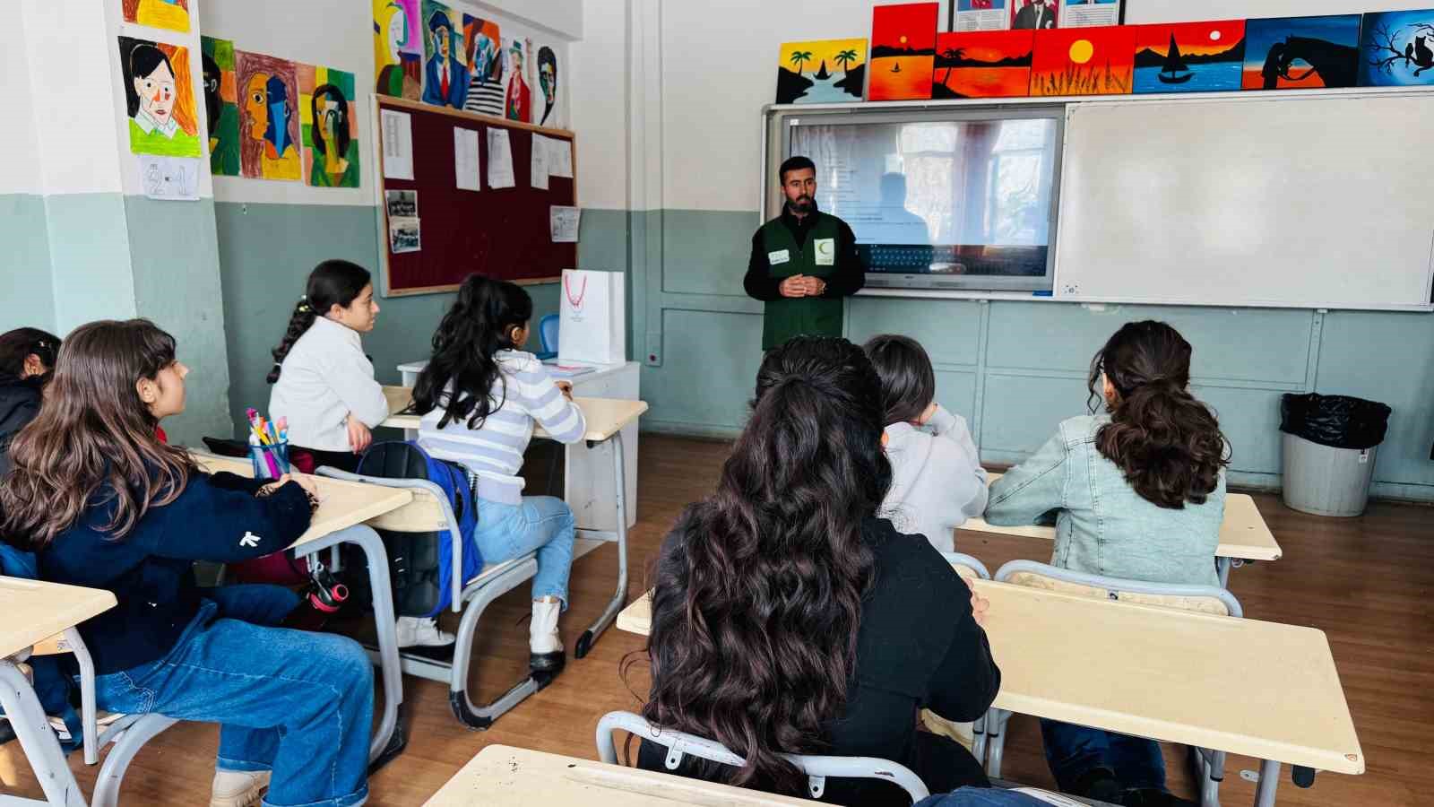 Yeşilay okullarda bağımlılıkla mücadele eğitimlerine devam ediyor
