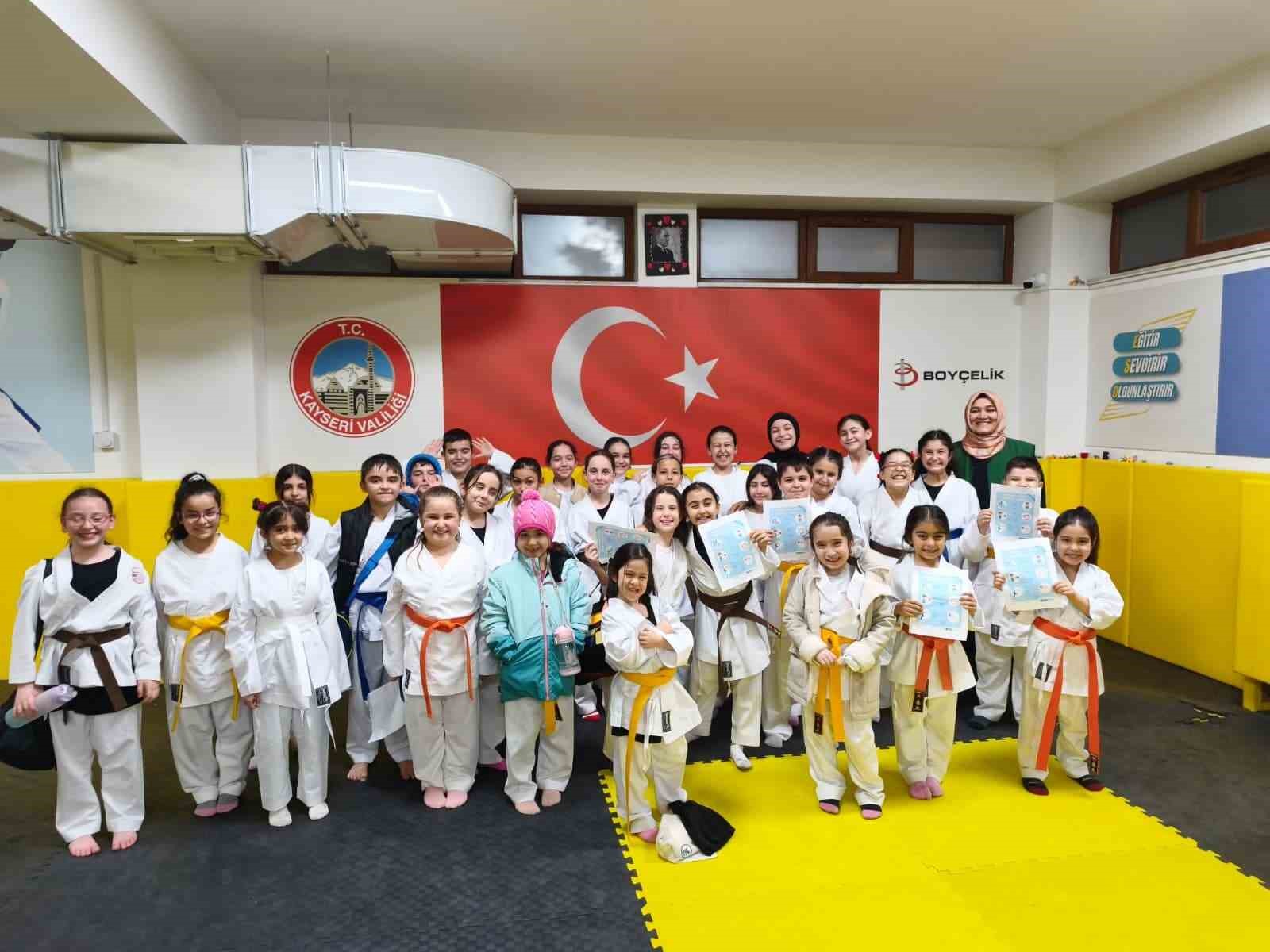 Yeşilay’dan sporcu gençlere ’bağımlılıkla mücadele seminerleri’
