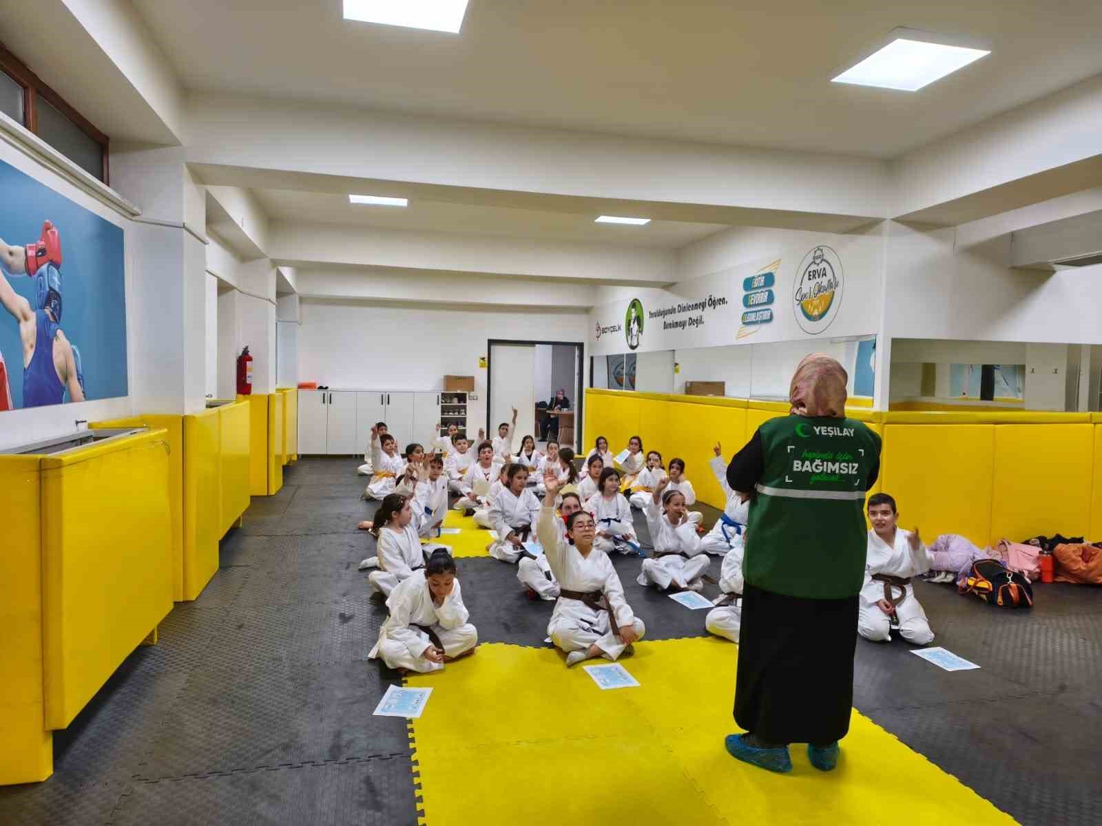 Yeşilay’dan sporcu gençlere ’bağımlılıkla mücadele seminerleri’
