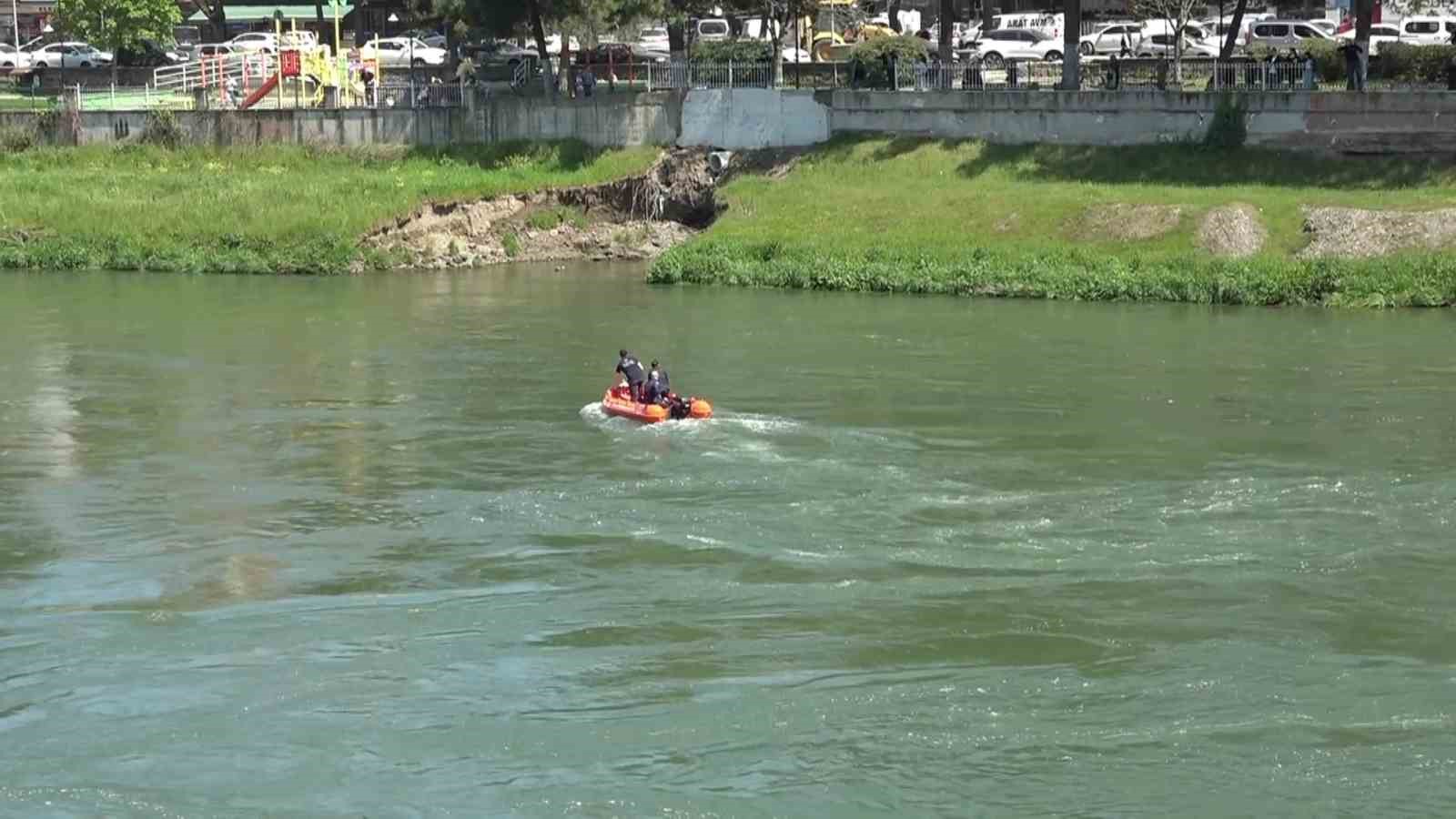 Yeşilırmak Nehri’nde can pazarı
