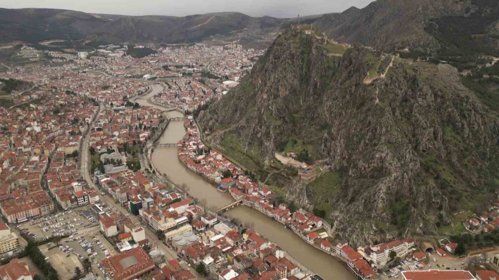 Yeşilırmak Nehri’nde su seviyesi 2 metreye kadar yükseldi, piknik masaları akıntıya kapıldı
