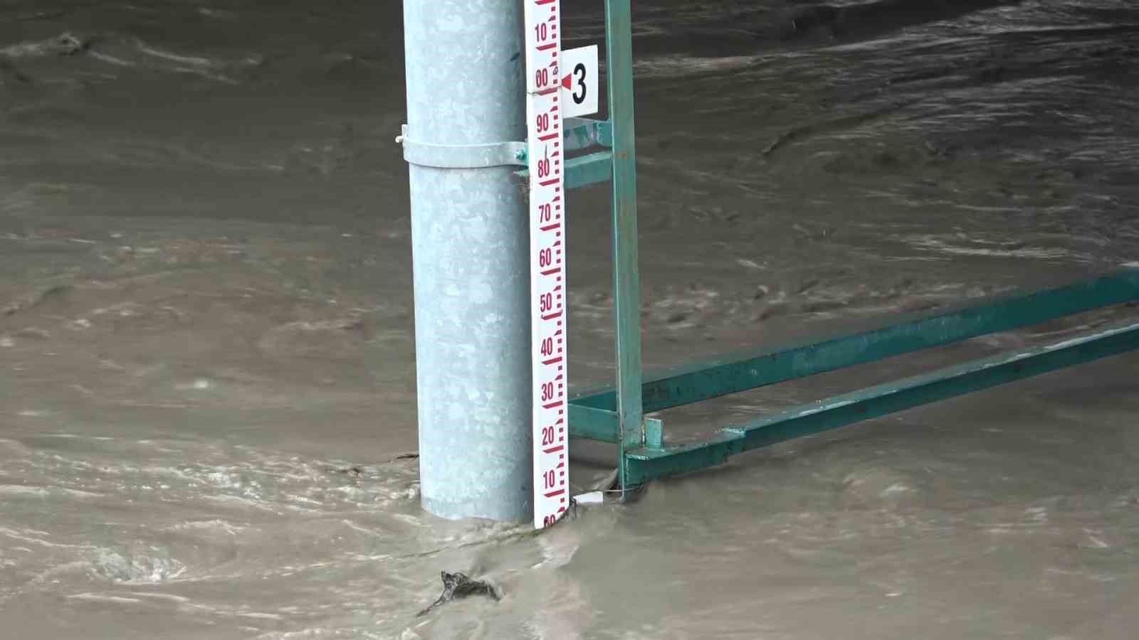 Yeşilırmak Nehri’nde su seviyesi 2 metreye kadar yükseldi, piknik masaları akıntıya kapıldı
