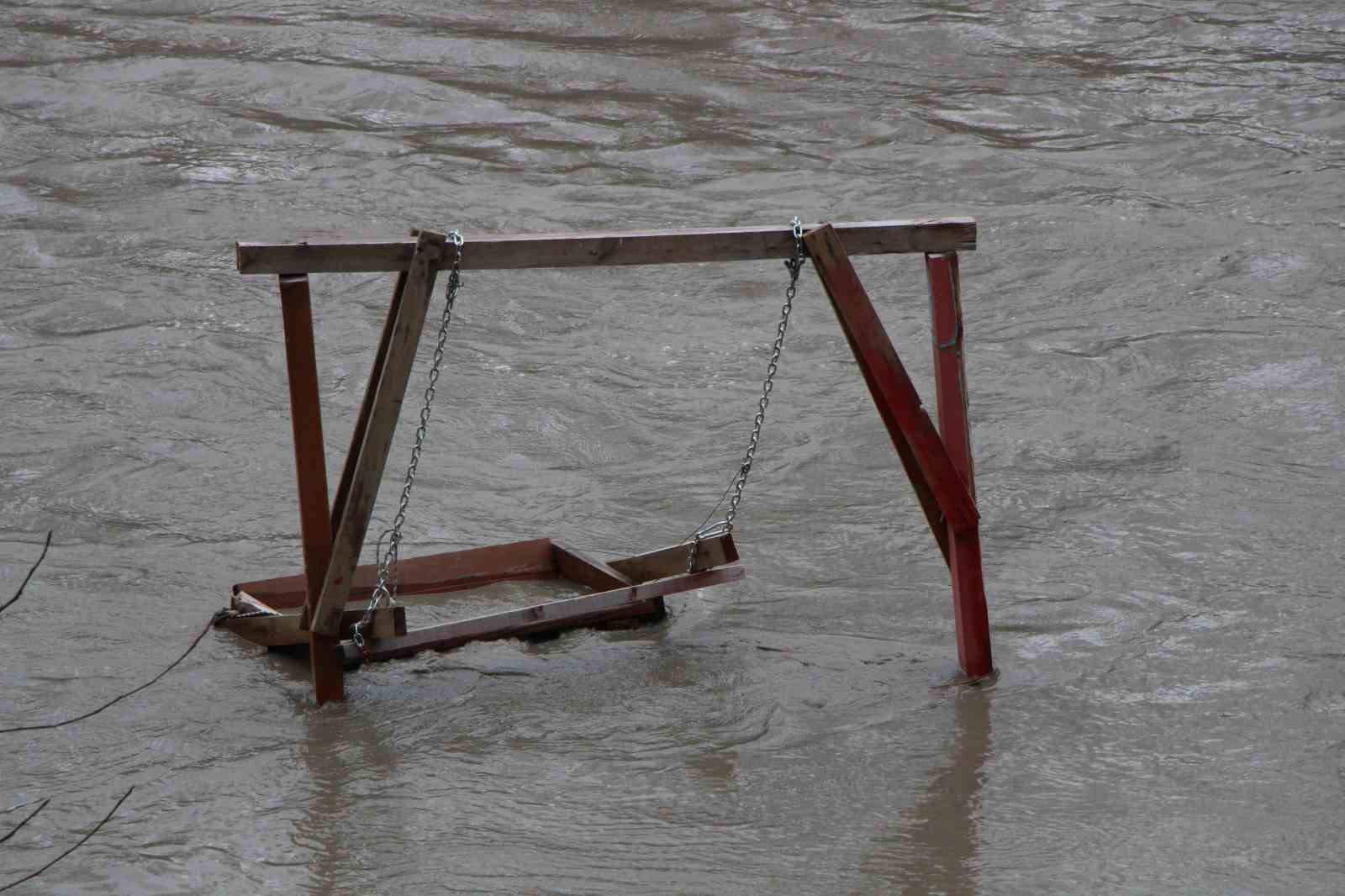 Yeşilırmak Nehri’nde su seviyesi 2 metreye kadar yükseldi, piknik masaları akıntıya kapıldı
