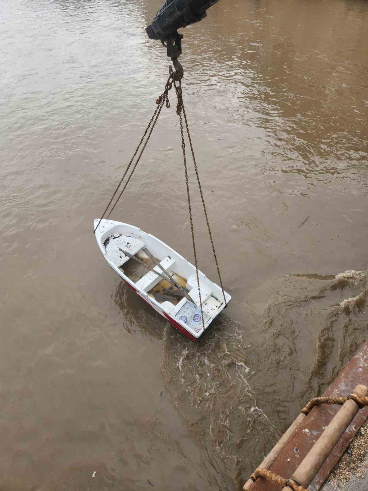 Yeşilırmak’ın sularına kapılan kayık köprüye takıldı
