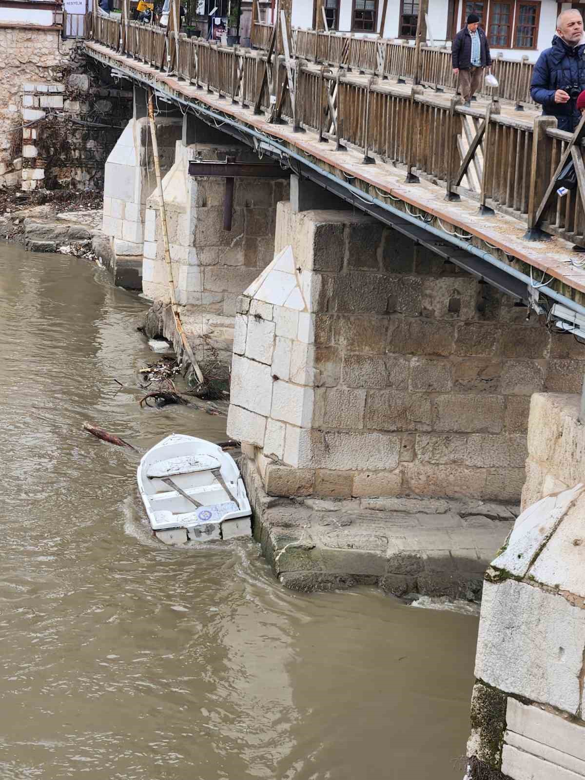 Yeşilırmak’ın sularına kapılan kayık köprüye takıldı
