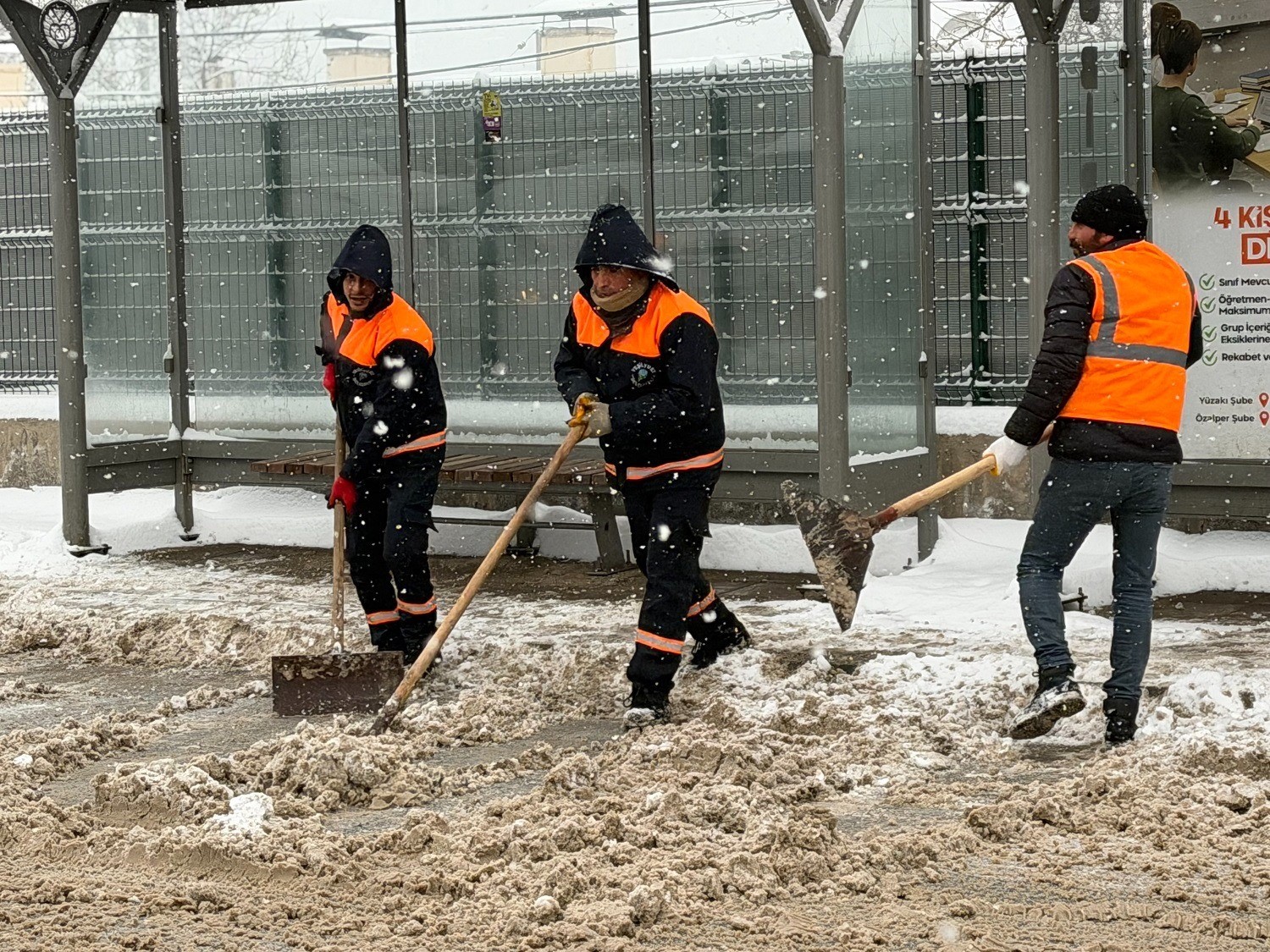 Yeşilyurt Belediyesi karla mücadelede 7/24 sahada!

