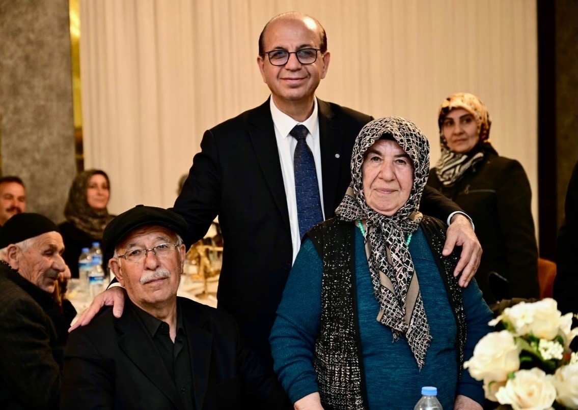 Yeşilyurt’ta ‘Bir Yastıkta Yarım Asır’ özel programında duygusal anlar yaşandı
Yeşilyurt’ta ‘Bir Yastıkta Yarım Asır’ özel programında duygusal anlar yaşandı