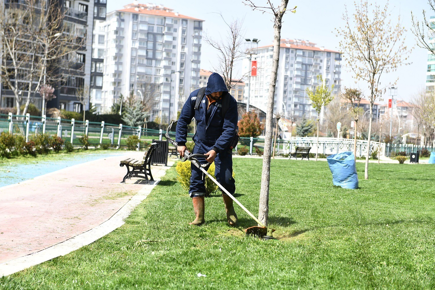 Yeşilyurt’ta park ve yeşil alanlarda bakım ve onarım çalışması
