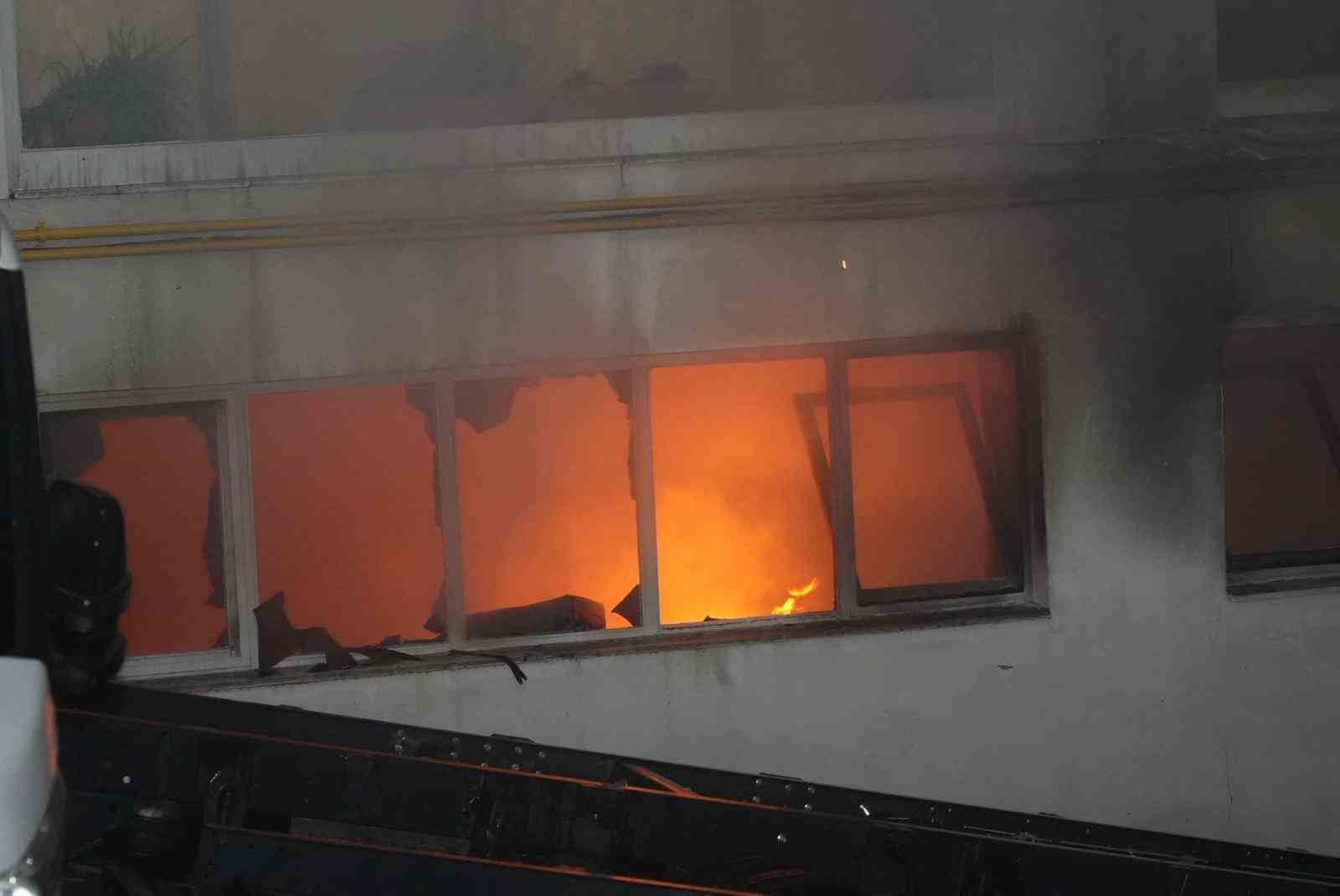 Yetkili otomotiv servisi deposunda korkutan yangın
