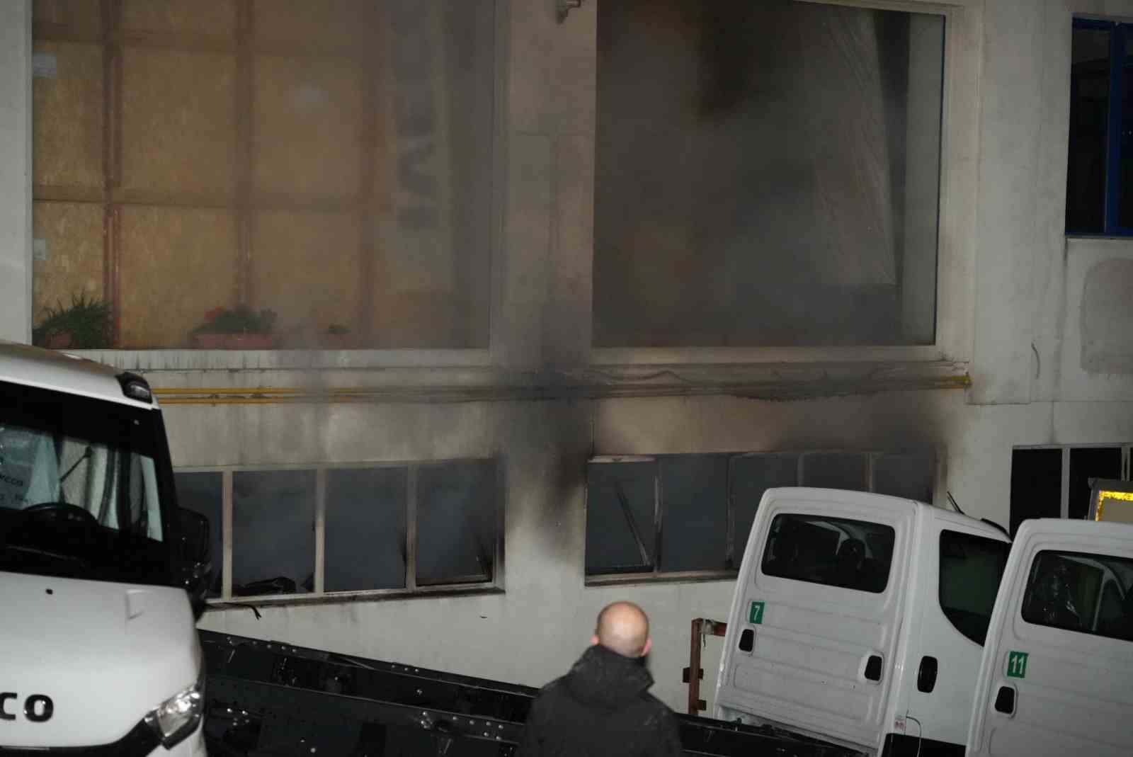 Yetkili otomotiv servisi deposunda korkutan yangın
