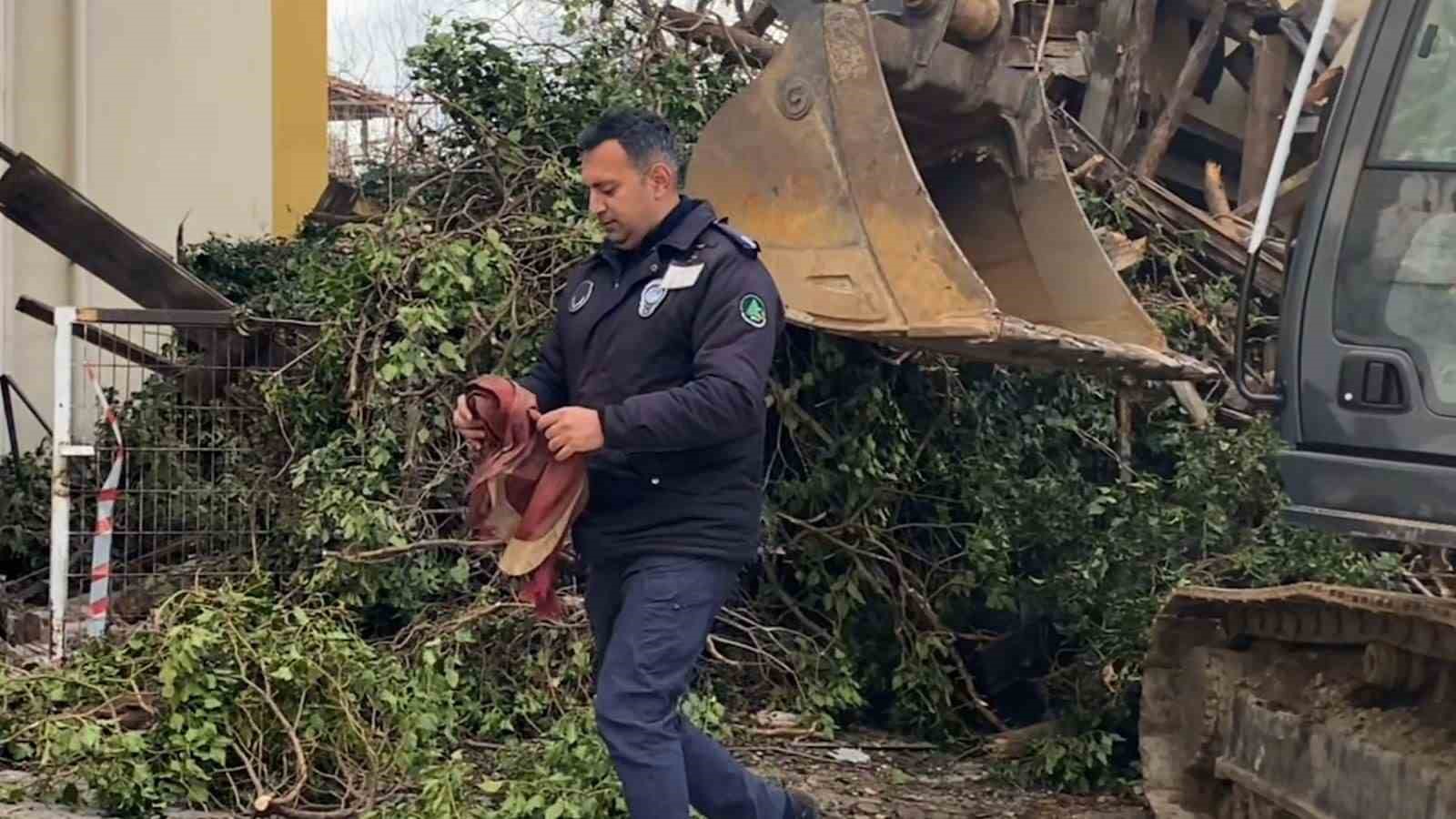 Yıkılan binadan bayrağı kurtaran zabıta personeli: "Gönlüm el vermedi"
