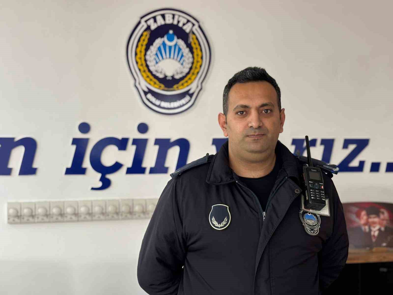 Yıkılan binadan bayrağı kurtaran zabıta personeli: "Gönlüm el vermedi"
