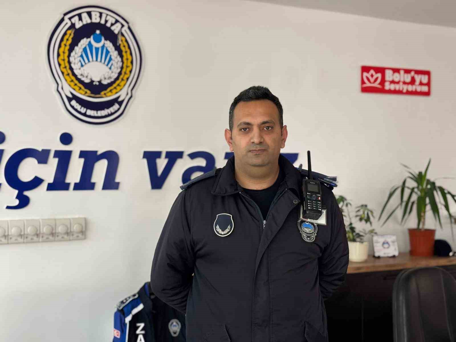 Yıkılan binadan bayrağı kurtaran zabıta personeli: "Gönlüm el vermedi"
