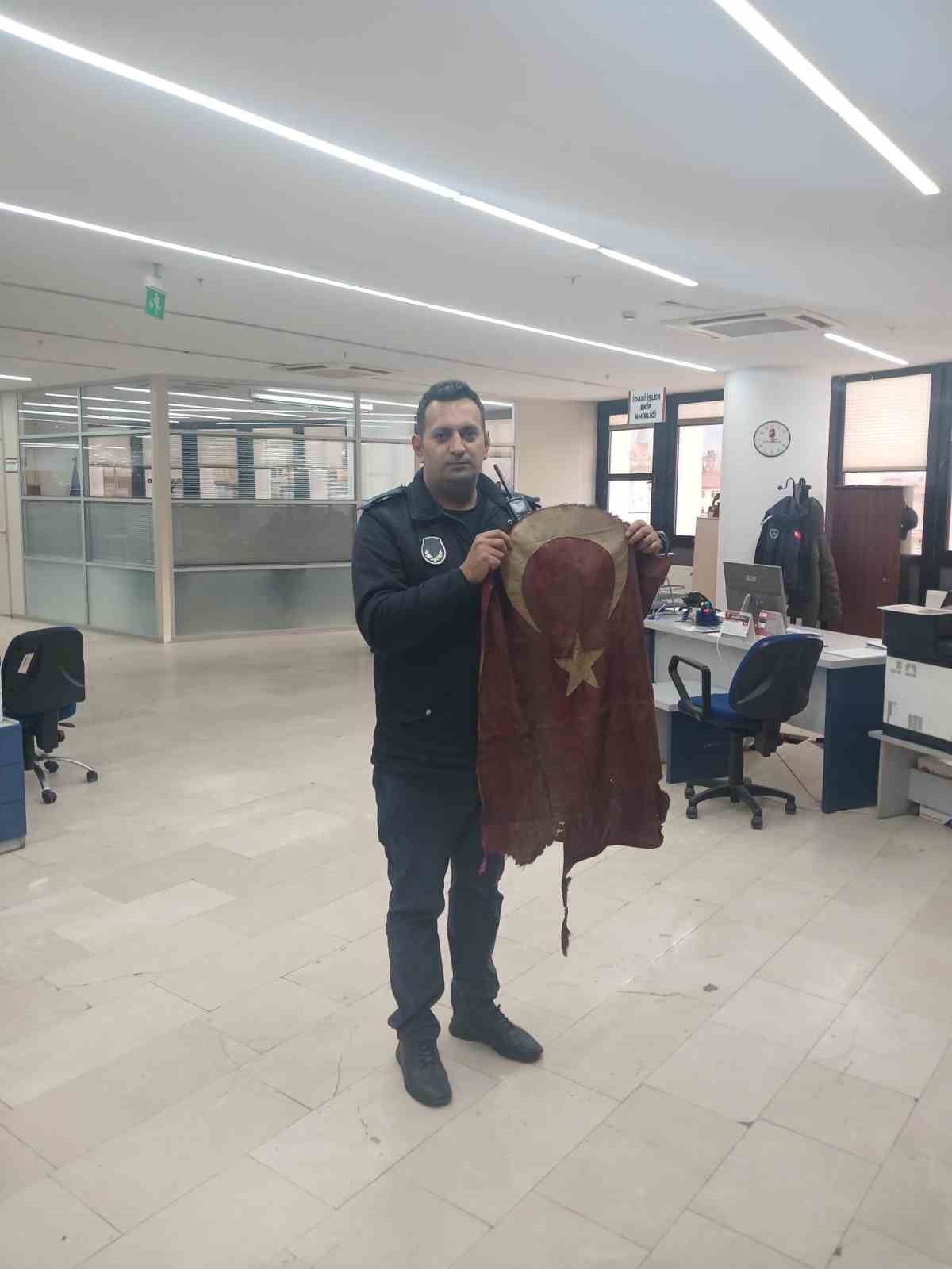 Yıkılan binadan bayrağı kurtaran zabıta personeli: "Gönlüm el vermedi"
