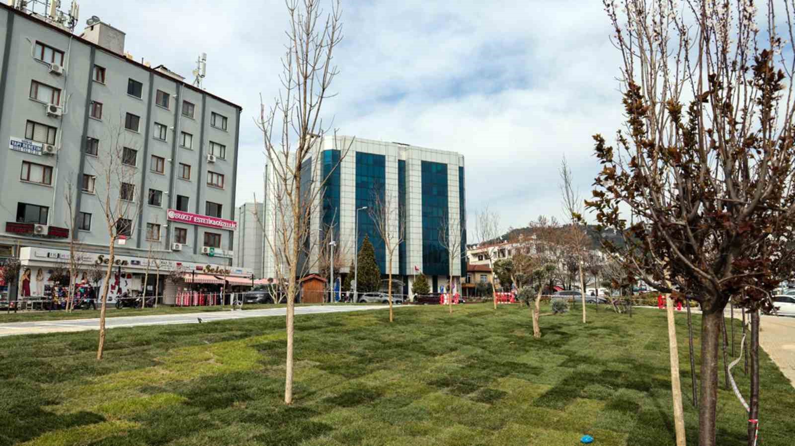 Yıkılan işhanı alanında çevre düzenlemesi tamamlandı
