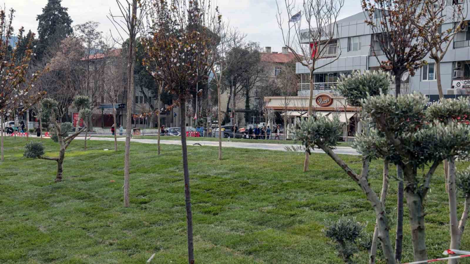 Yıkılan işhanı alanında çevre düzenlemesi tamamlandı
