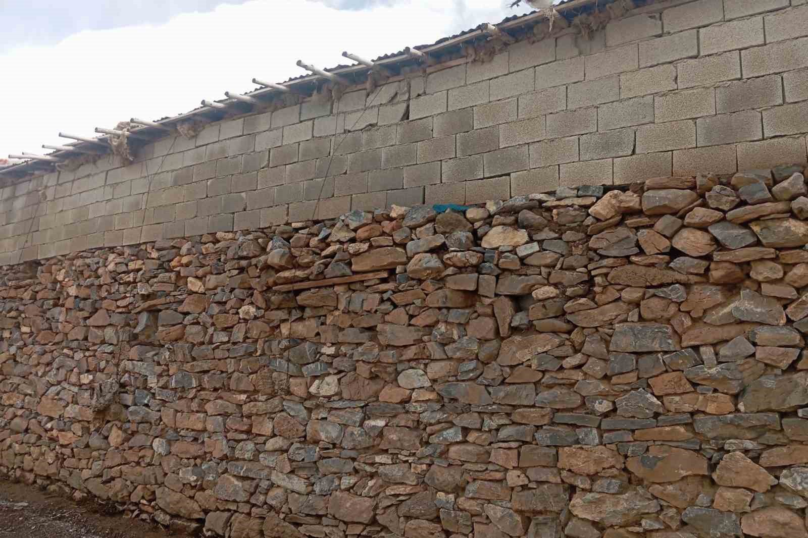 Yıkılma tehlikesi bulunan ahır güvenlik çemberine alındı
