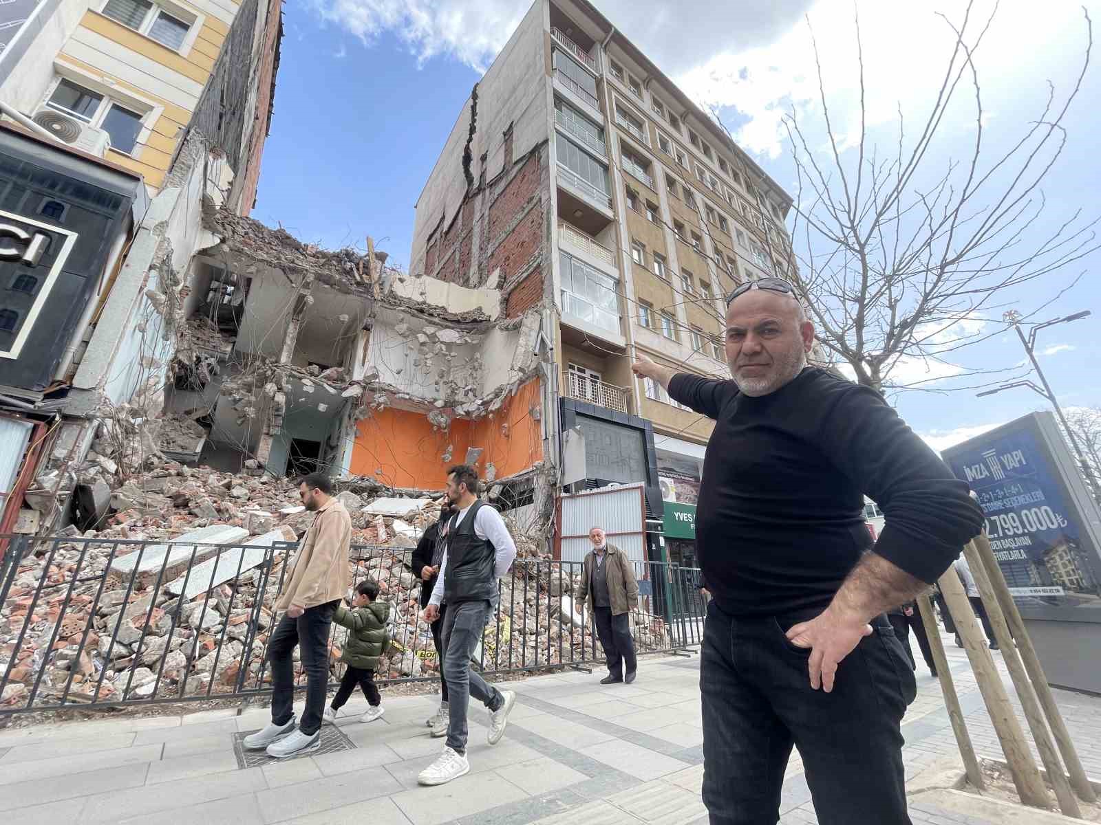 Yıkım esnasında zarar görüp tahliye edilmişti, tehlike saçmaya devam ediyor
