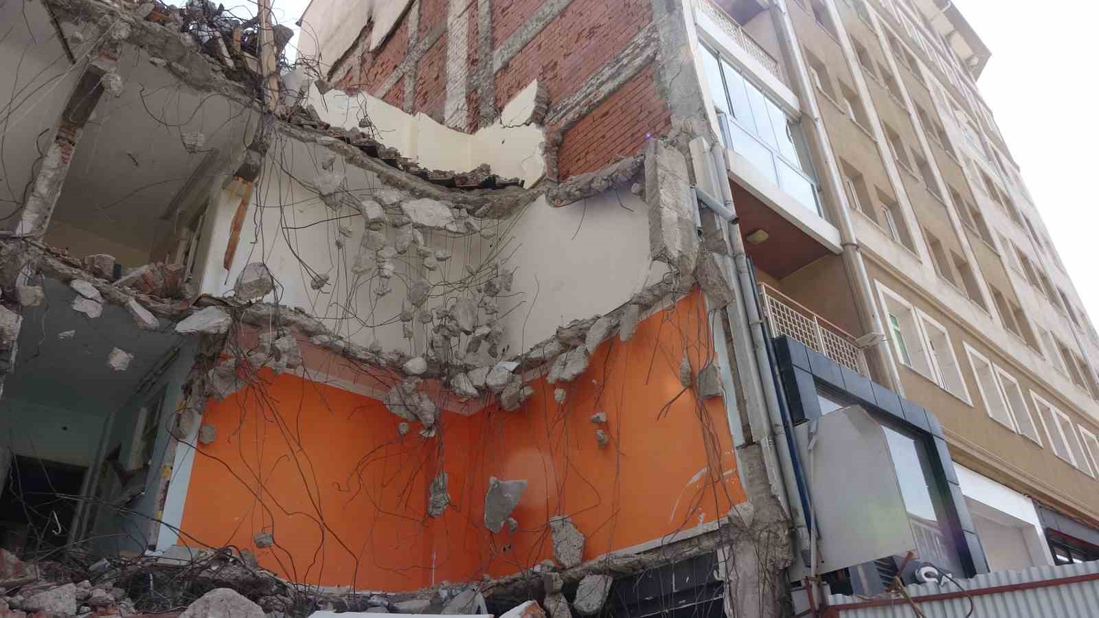 Yıkım esnasında zarar görüp tahliye edilmişti, tehlike saçmaya devam ediyor
