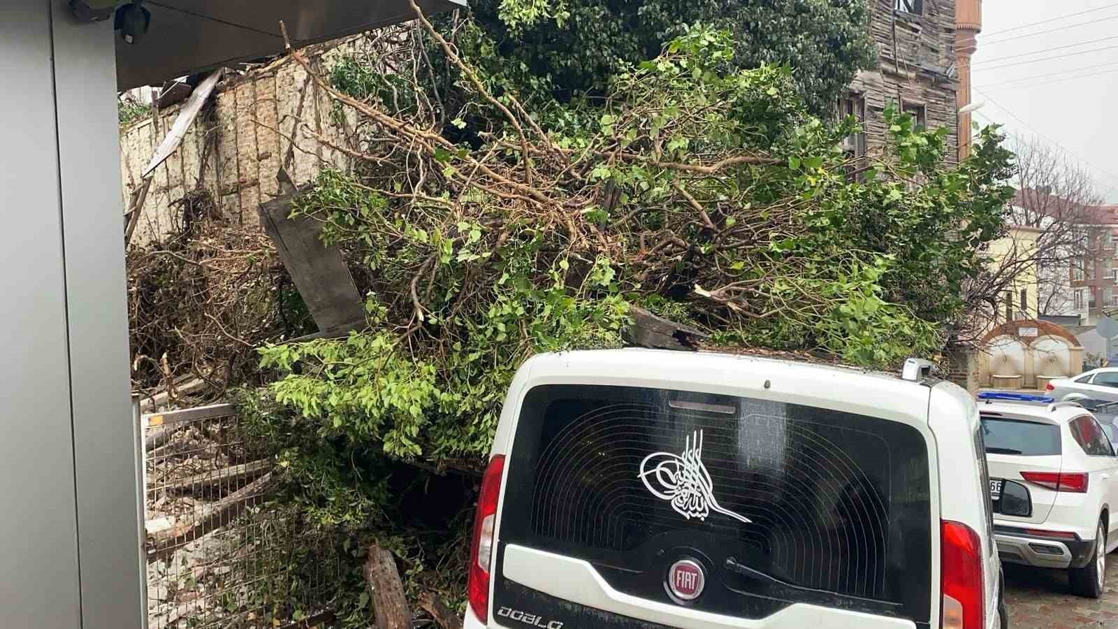 Yıkım sırasında Türk bayrağı hassasiyeti
