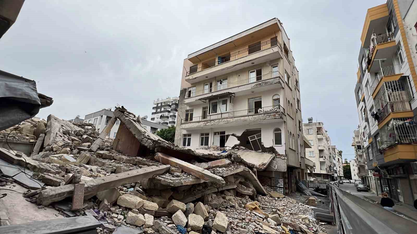 Yıkımda zarar gören binanın sakinleri: "Müteahhide ulaşamıyoruz"
