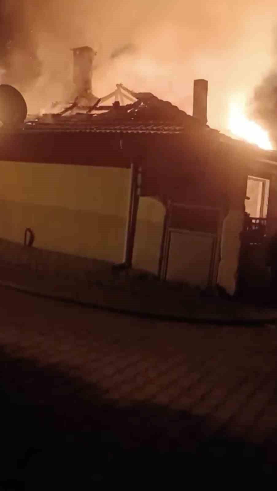 Yılbaşı gecesi Bursa’da köy evi alevlere teslim oldu
