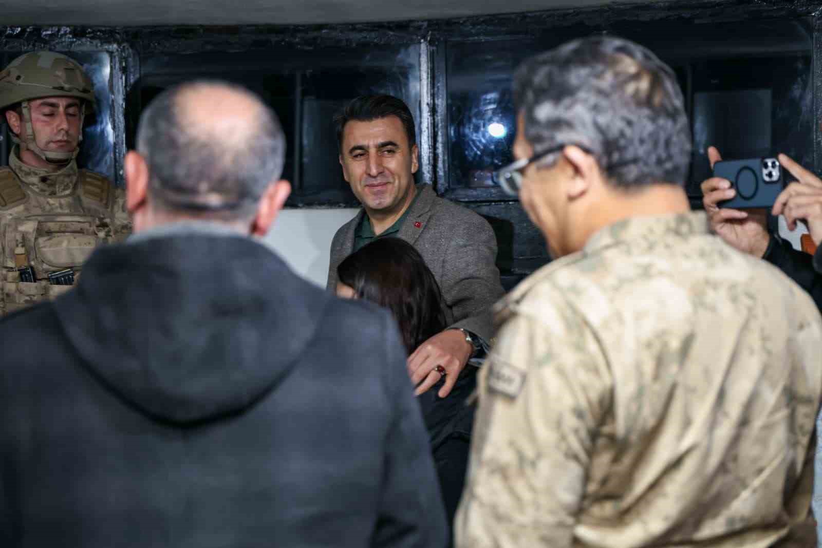 Yılbaşı nöbetinde aile sevinci: Güvenlik kulesinde duygu dolu anlar
