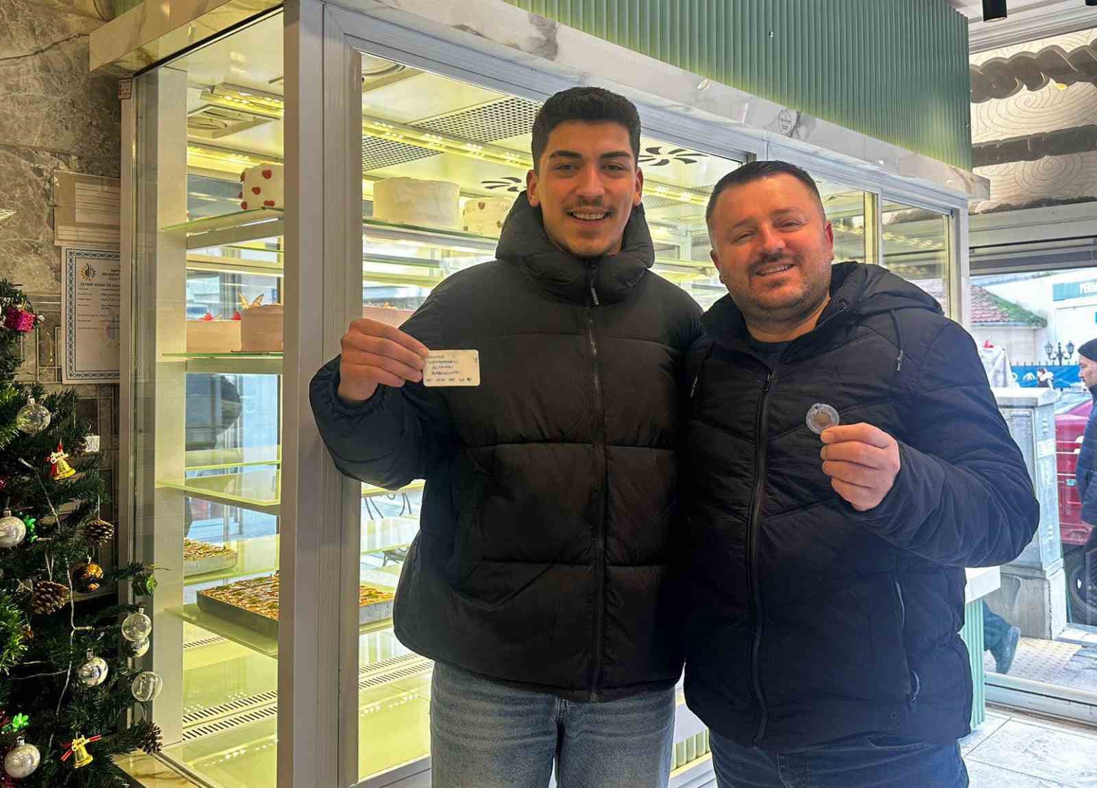 Yılbaşı pastasından altın çıkınca şaşırdı
