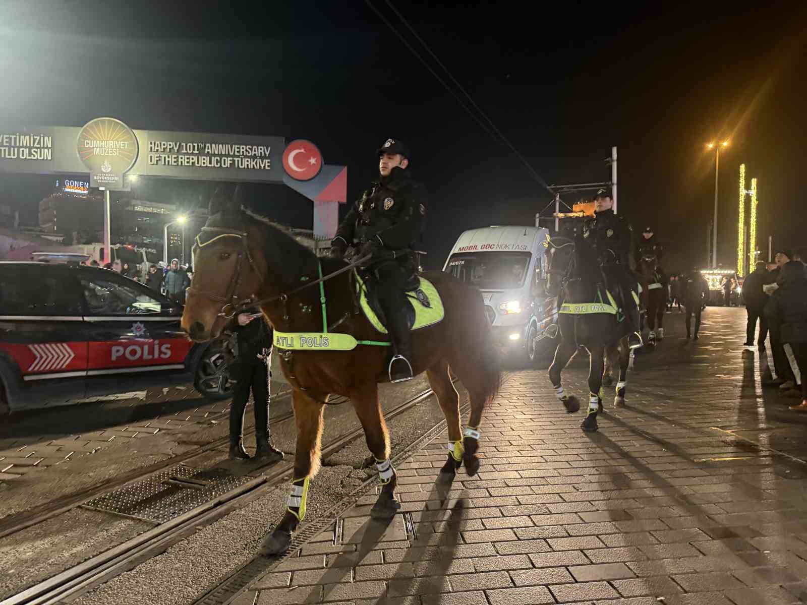 Yılbaşına saatler kala atlı polisler İstiklal Caddesi’nde devriyede

