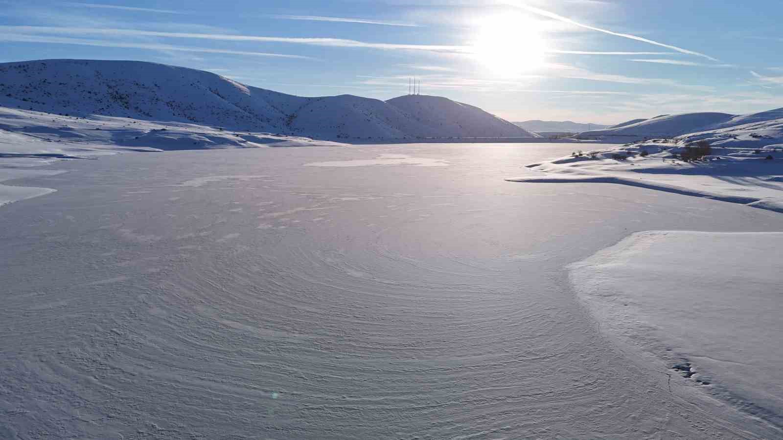 Yıldız Göleti tamamen dondu, ortaya kartpostallık görüntüler çıktı
