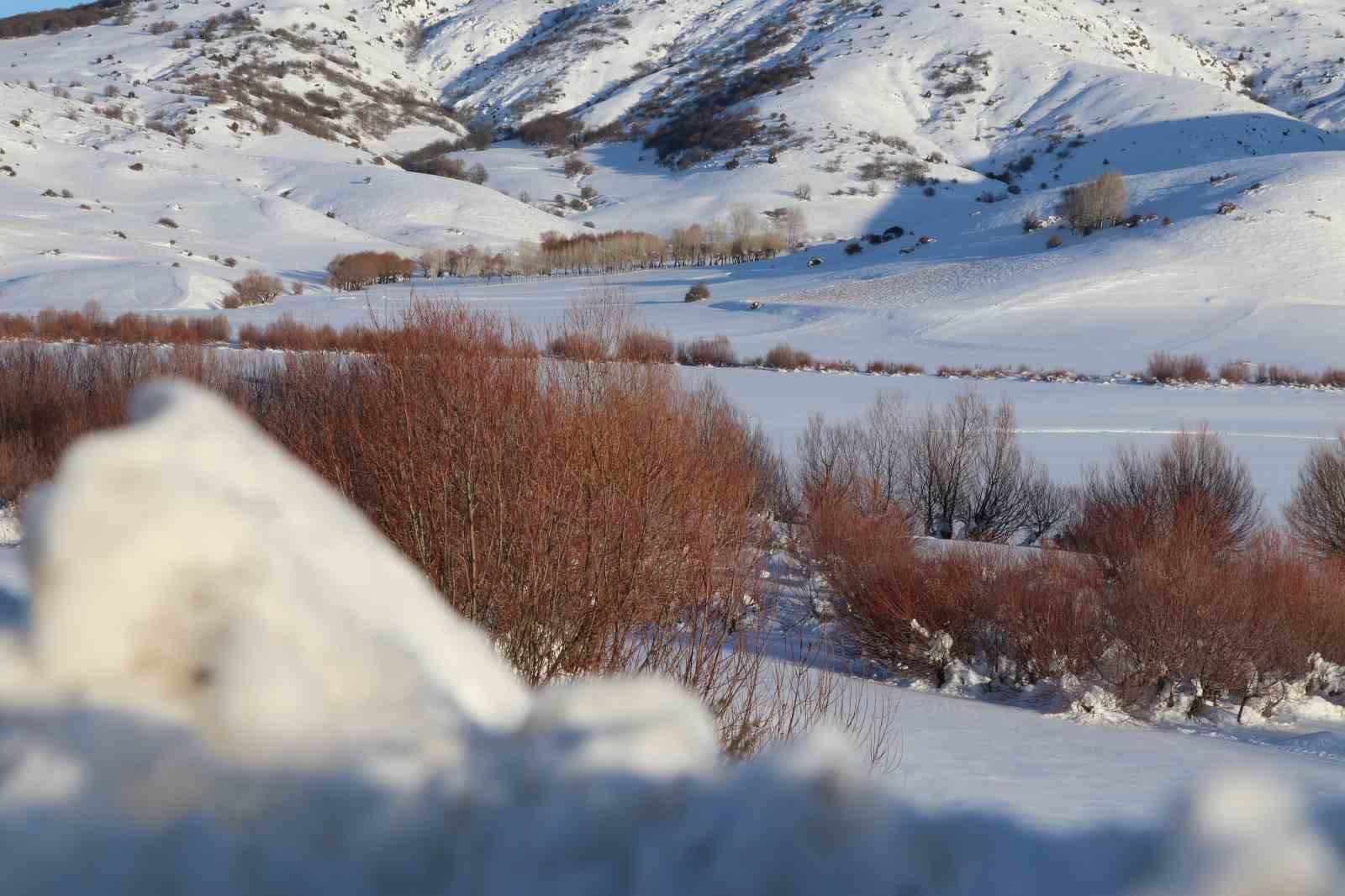 Yıldız Göleti tamamen dondu, ortaya kartpostallık görüntüler çıktı
