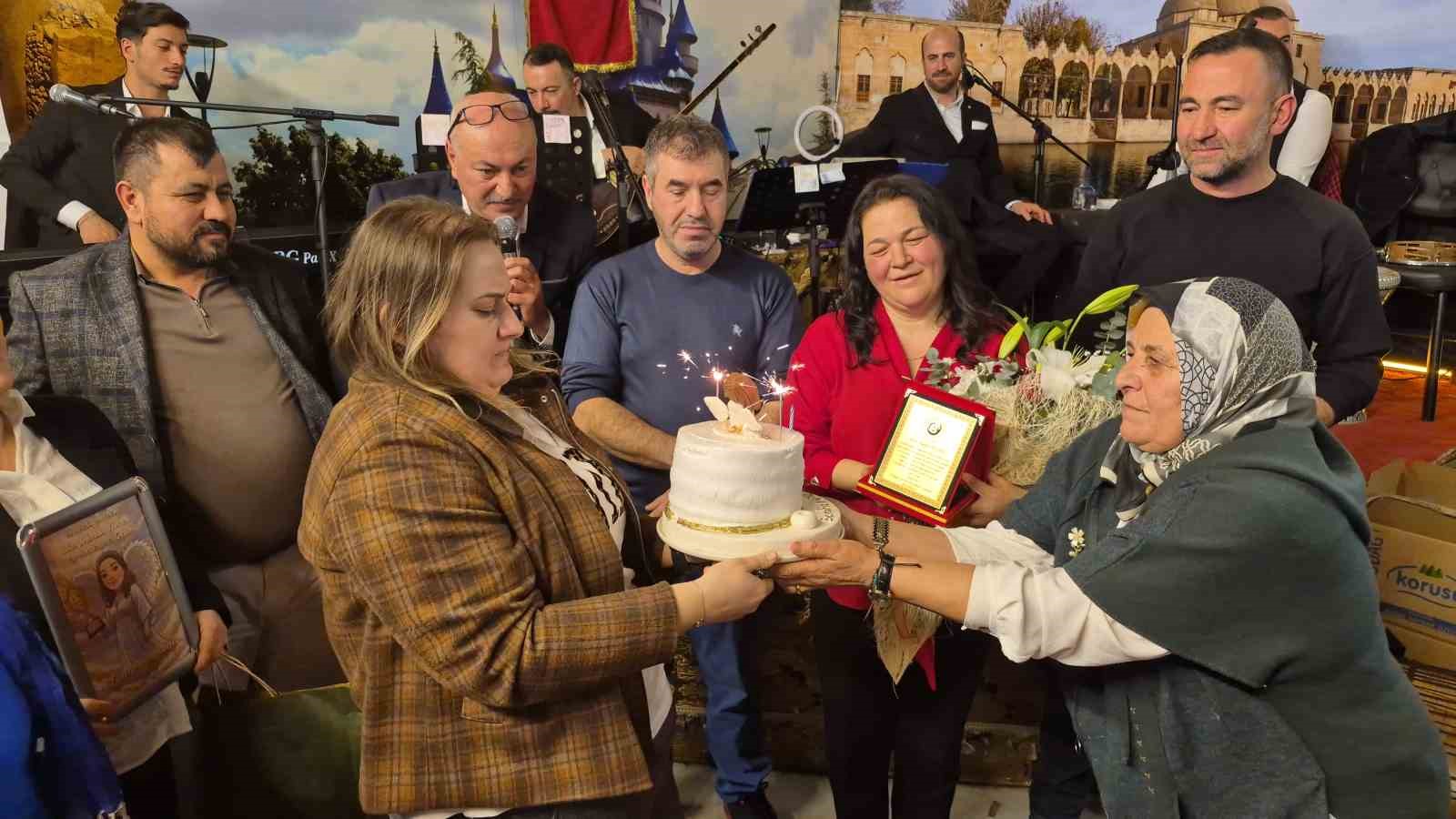 ’Yılın En Başarılı Hizmet Ödülü’nü alan hayırsevere gönüllülerden büyük sürpriz
