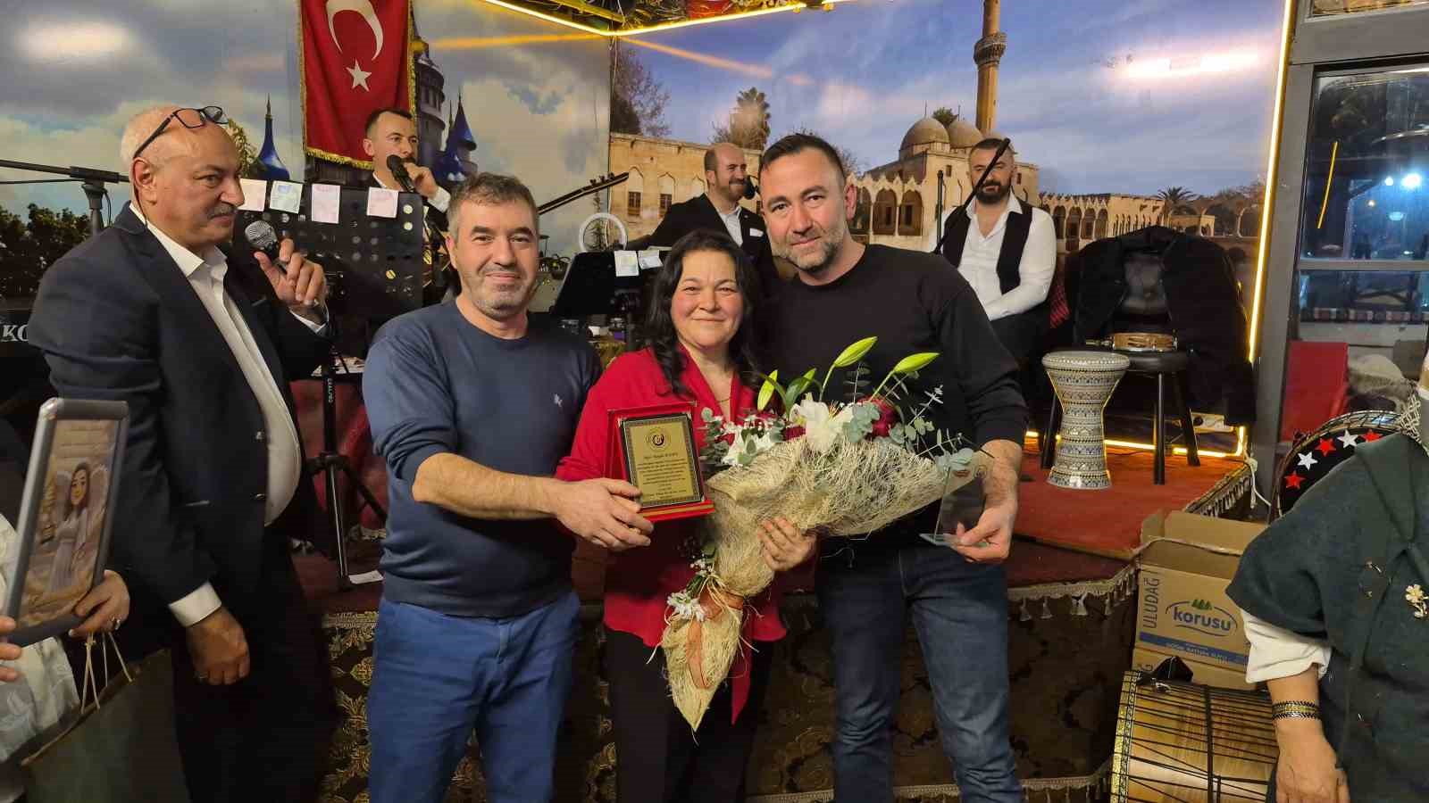 ’Yılın En Başarılı Hizmet Ödülü’nü alan hayırsevere gönüllülerden büyük sürpriz
