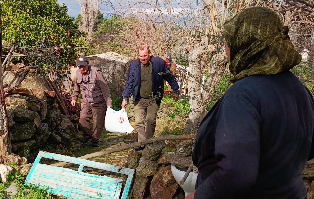 Yılın ilk leylekleri gelmeye başladı, ilk gören 1 çuval unu kaptı
