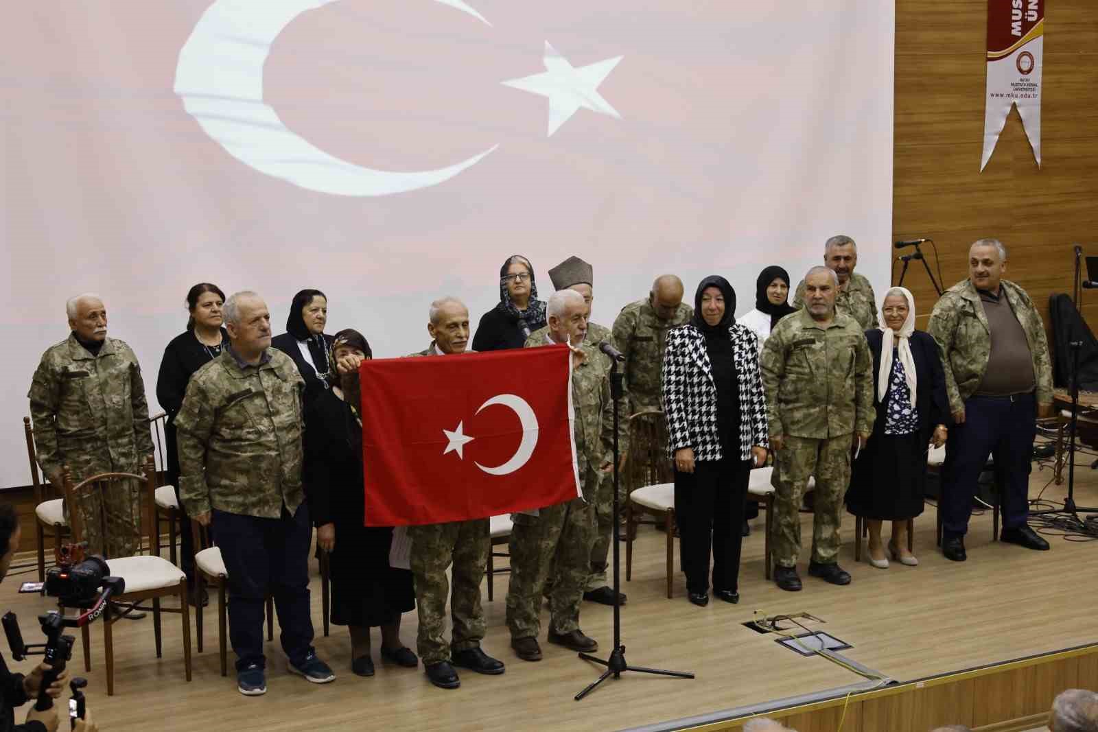 Yıllar sonra yeniden kamuflaj giyen yaşlılar, şiir okuyup duygu dolu anlar yaşadılar
