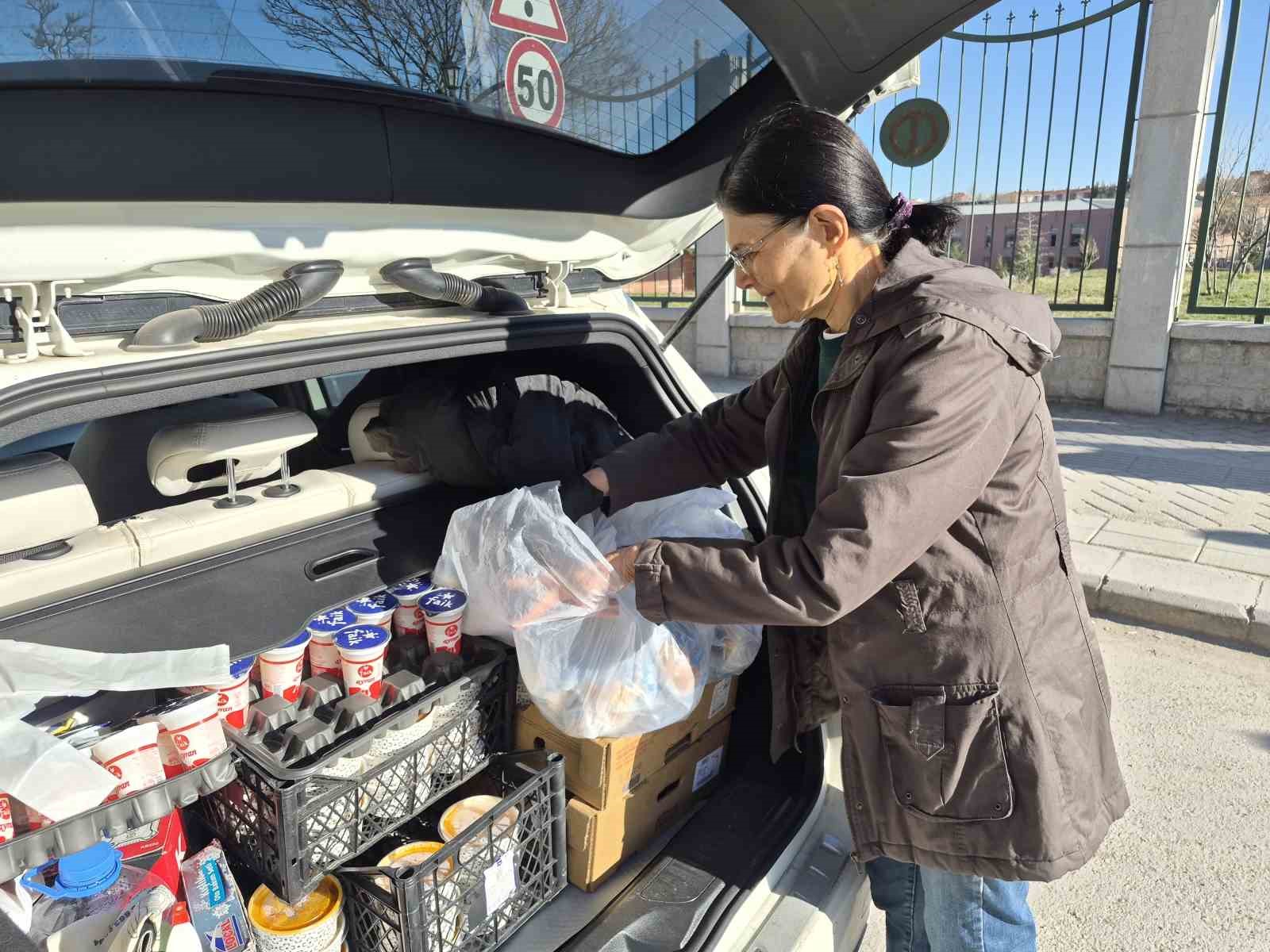 Yıllarca öğrenci yetiştiren öğretmen emekliliğinde de topluma katkı sağlıyor
