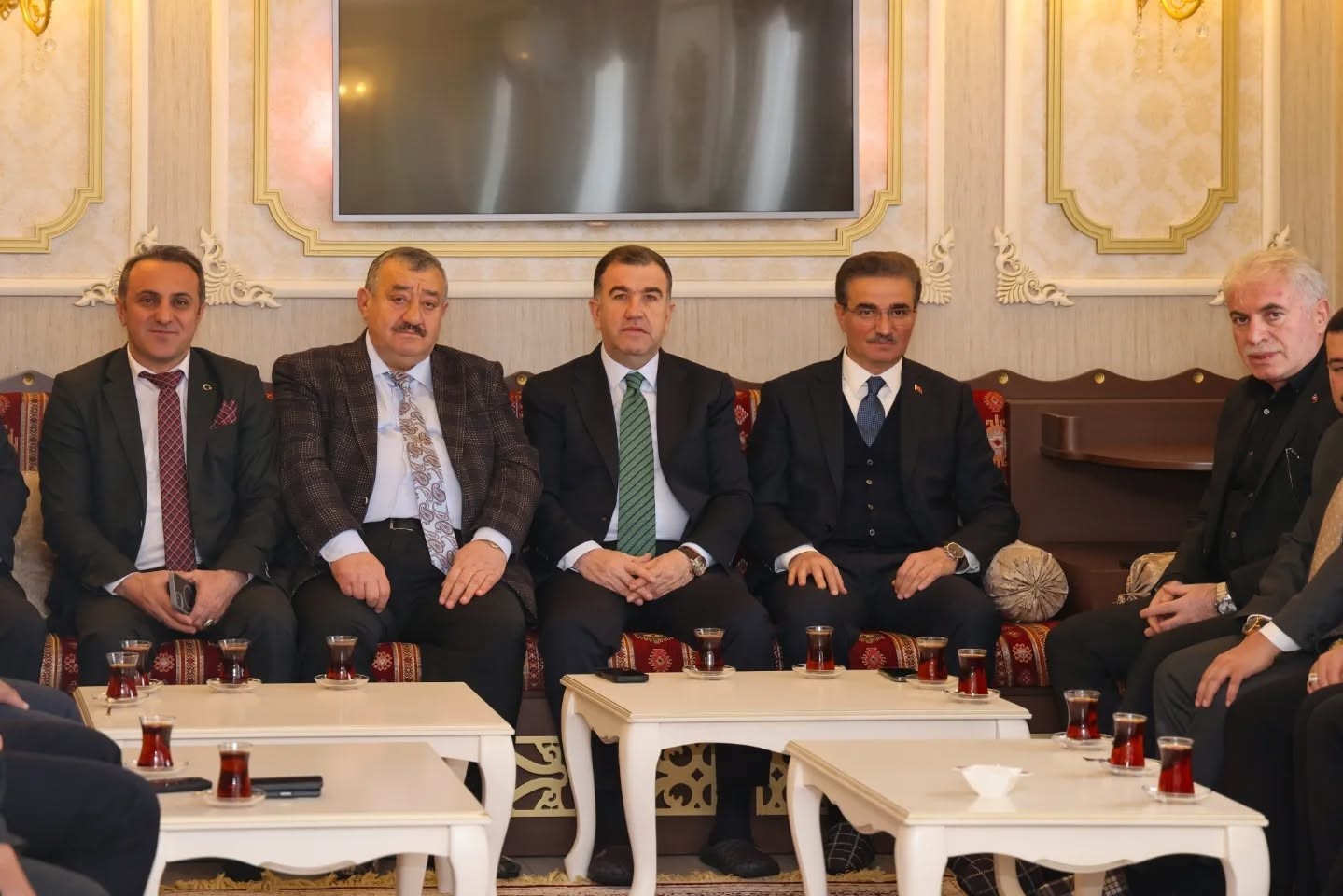 Yıllardır bitirilemeyen Bayburt-Gümüşhane Havalimanı için iki ilin valisi bir araya geldi: 2026’da tamamlanması hedefleniyor
Yıllardır bitirilemeyen Bayburt-Gümüşhane Havalimanı için iki ilin valisi bir araya geldi: 2026’da tamamlanması hedefleniyor