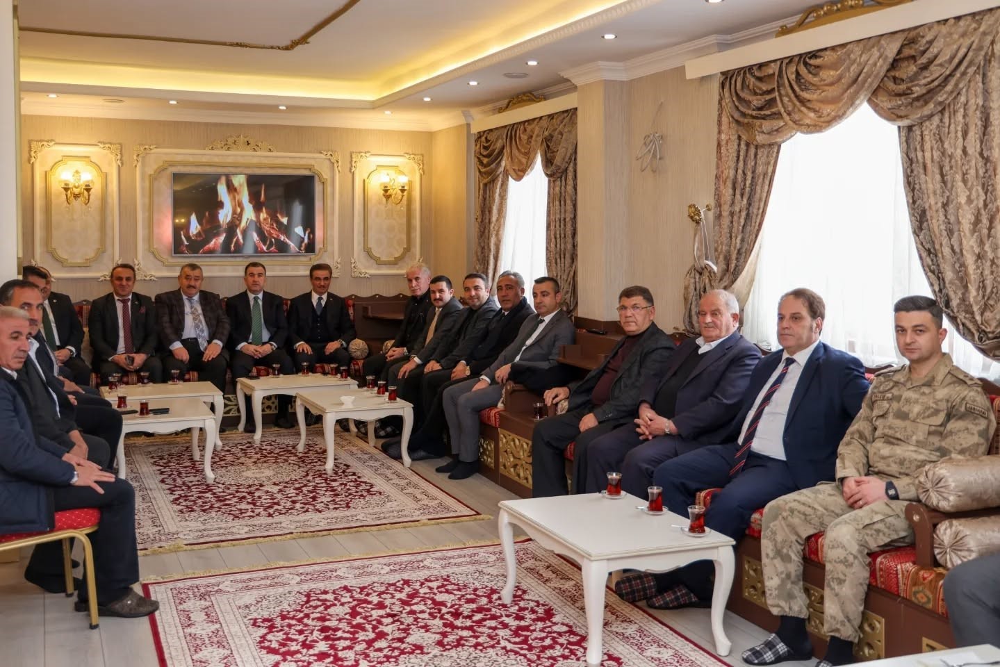 Yıllardır bitirilemeyen Bayburt-Gümüşhane Havalimanı için iki ilin valisi bir araya geldi: 2026’da tamamlanması hedefleniyor
Yıllardır bitirilemeyen Bayburt-Gümüşhane Havalimanı için iki ilin valisi bir araya geldi: 2026’da tamamlanması hedefleniyor