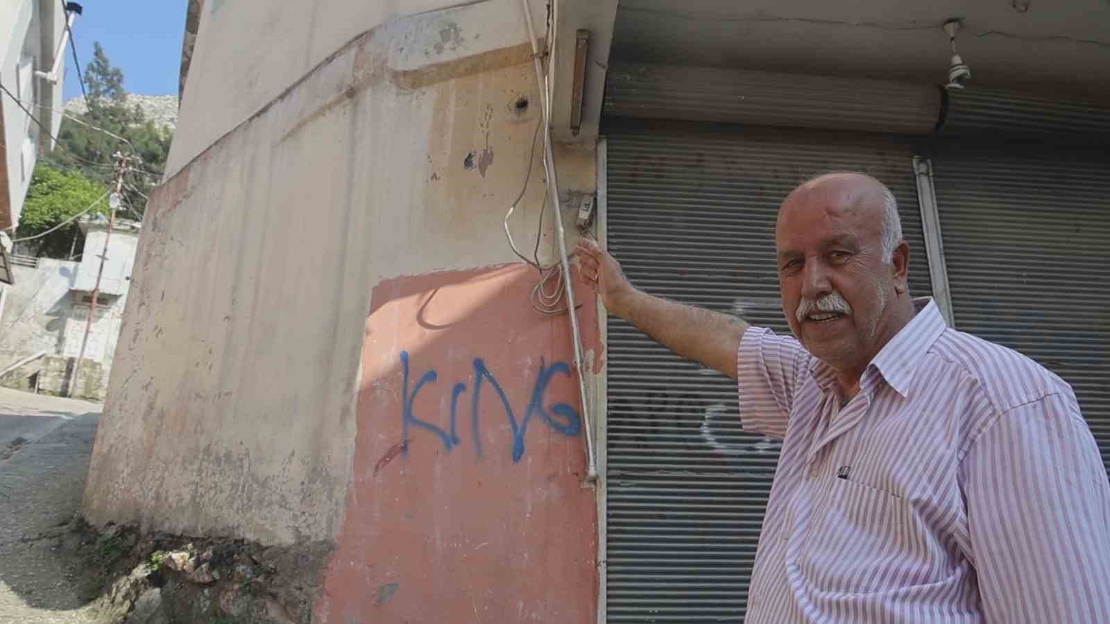 Yıllardır mahalleyi mesken tutan arıları çocukların attığı taş kızdırdı
