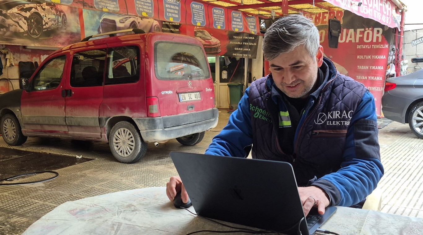 Yıllardır yaptığı mesleğinin bilgisayar oyununu oynadı
