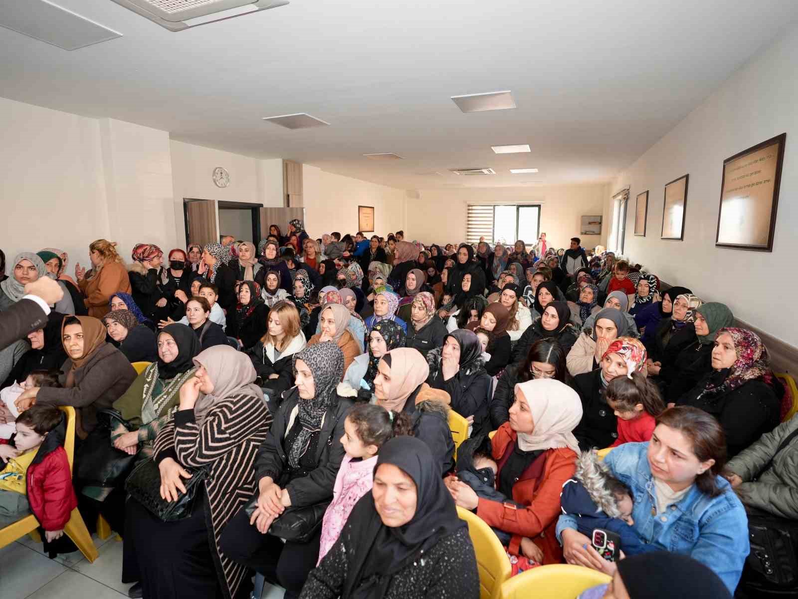 Yılmaz Karşıyaka’da kadınlarla buluştu
