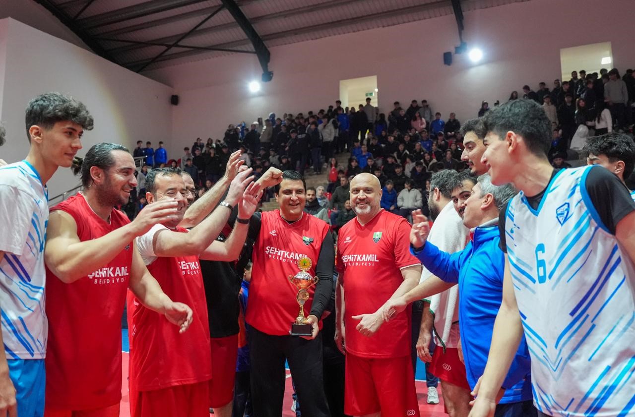 Yılmaz, parkede gençlerle kozlarını paylaştı
